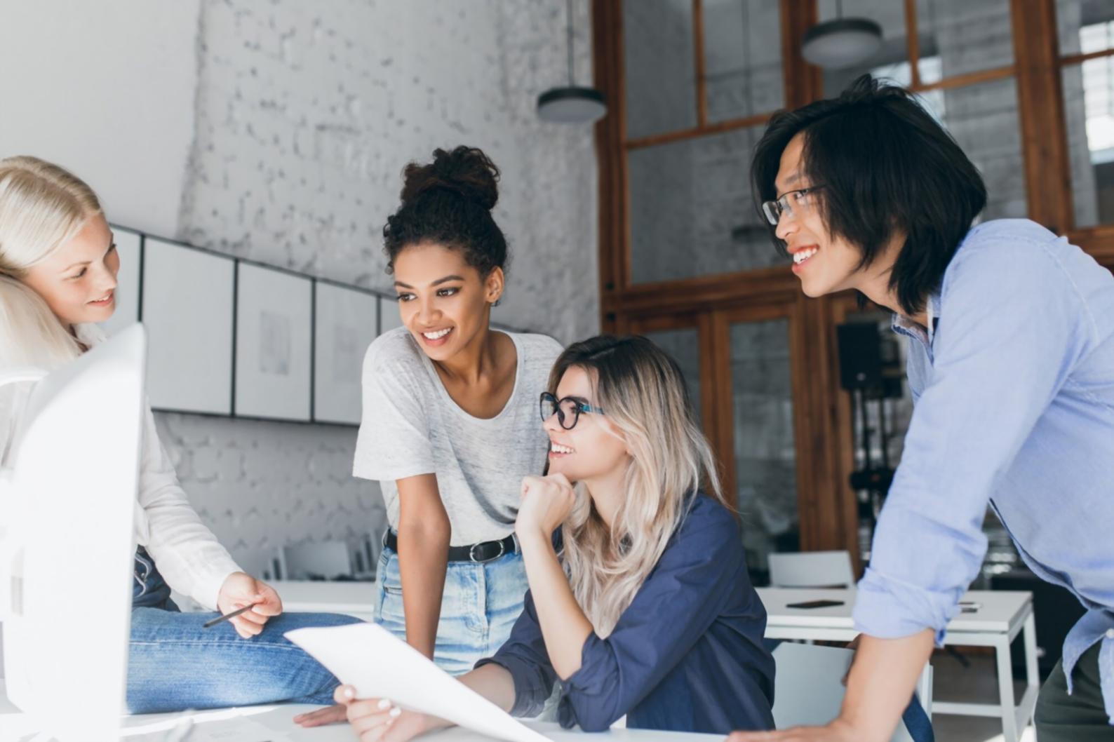 Estudiante gestionando finanzas personales